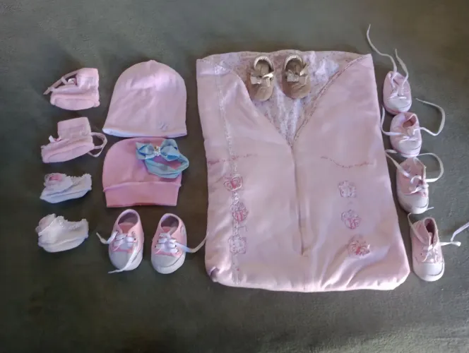 Sapatinhos,toucas, 1 saco de dormir para menina