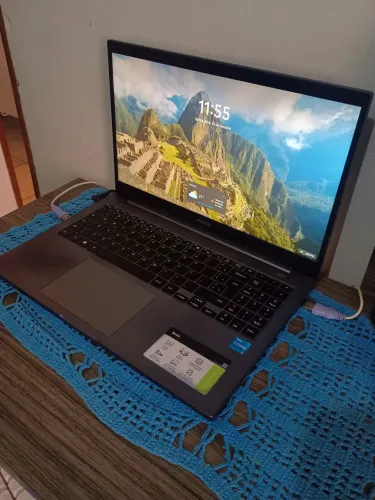 Vendo notebook usado mas em boas condições, ótimo para trabalho e jogos leves.