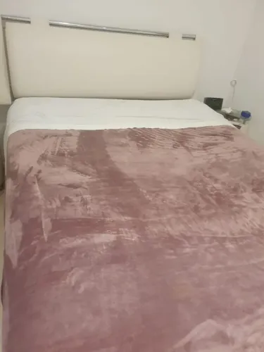 Kit de cama, colchão com massagem, box e cabeceira.