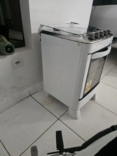 Vendo um fogão 4 bocas eletrico tudo funcionando as 4 bocas o fono tbm sem ferrugem o