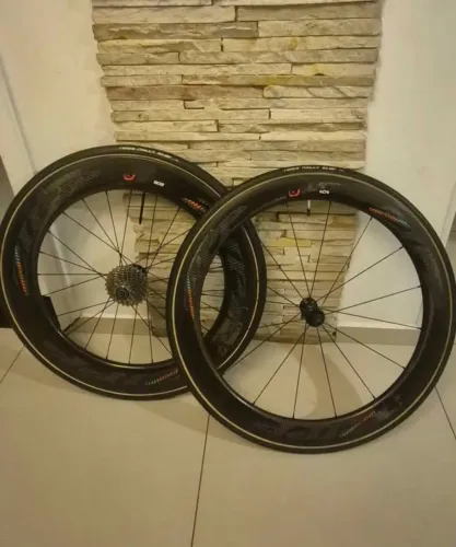 Par de Rodas Carbono ZiPP + pneus tubulares
