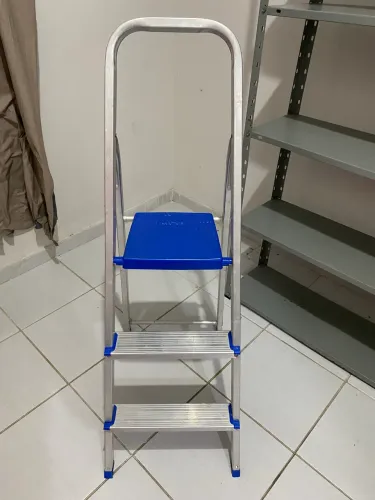 Escada de alumínio 03 degraus 