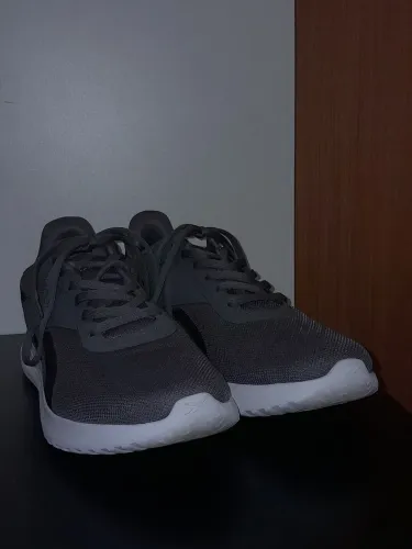 Tênis Esportivo Reebok usado poucas vezes é em prefeito estado.