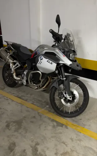 BMW F900 GS Adventure Plus 25/26 prata com menos de 800 km rodados