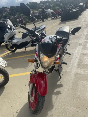 CB 300 capitão América