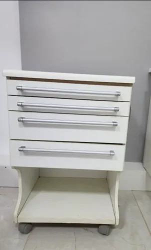 Armário  auxiliar odontológico  com rodinhas
