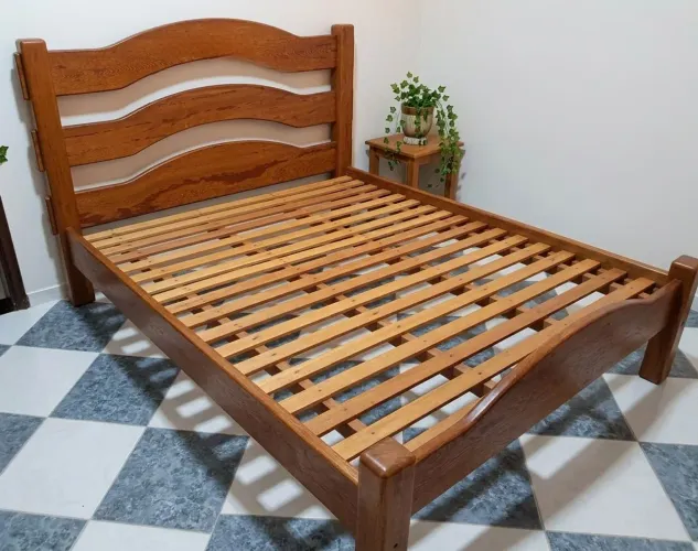Vendo linda cama Queen size madeira maciça 