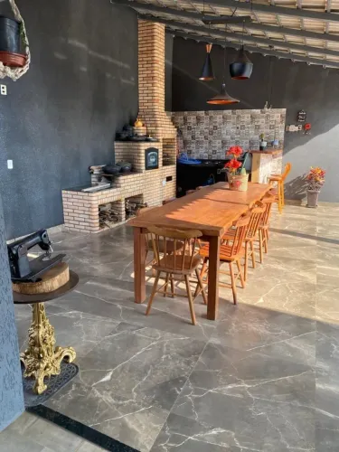 Oportunidade única! Mesa em madeira Angelim Sabão, elegância e durabilidade.