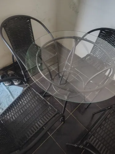 Vendo mesa de vidro com 4 cadeiras