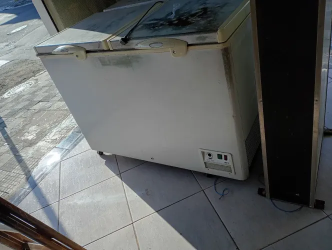 Freezer Fricon duas portas 220 v