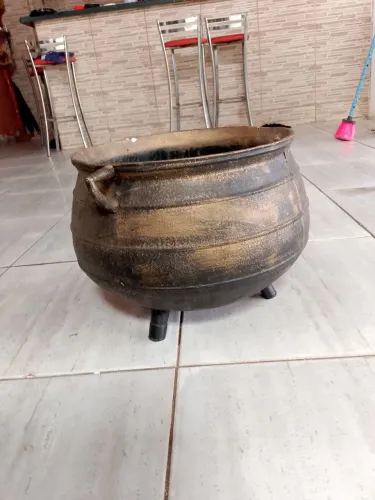 Caldeirão ferro fundido tripé 30 litros 