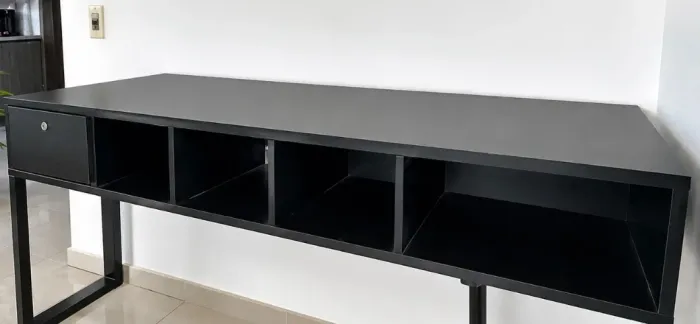 Mesa/ escrivania de escritório com nichos