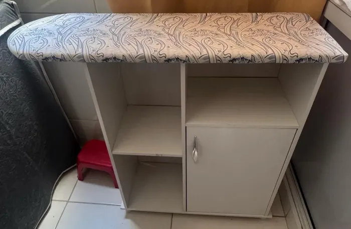 Mesa de passar roupas com porta ferro prateleira branca