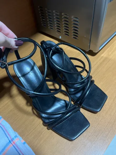 vendo salto alto da shein usado apenas uma vez, número 36. envio internacional!