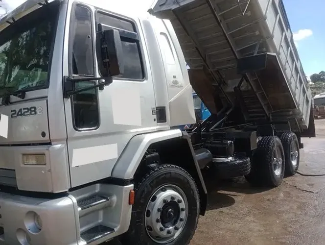 Ford Cargo 2428 truck 6x2 ano 2011 com caçamba