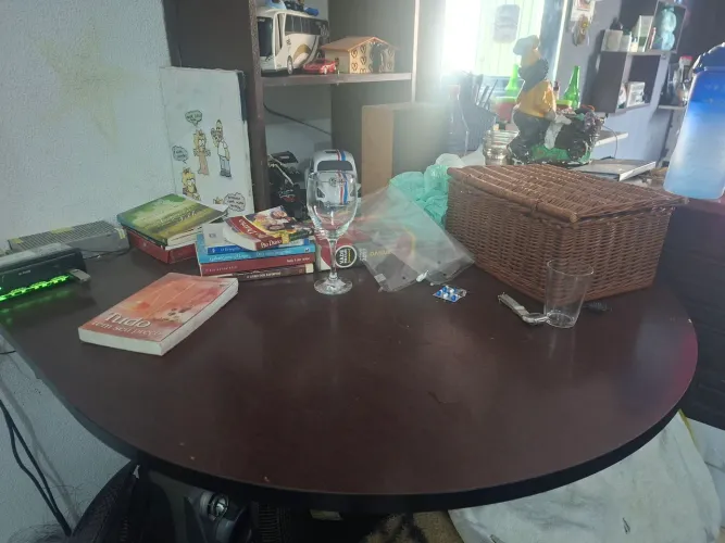 Vendo mesa de canto madeira pura já com a base de Ferro