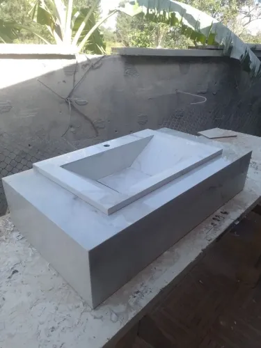 Cuba esculpida de porcelanato 