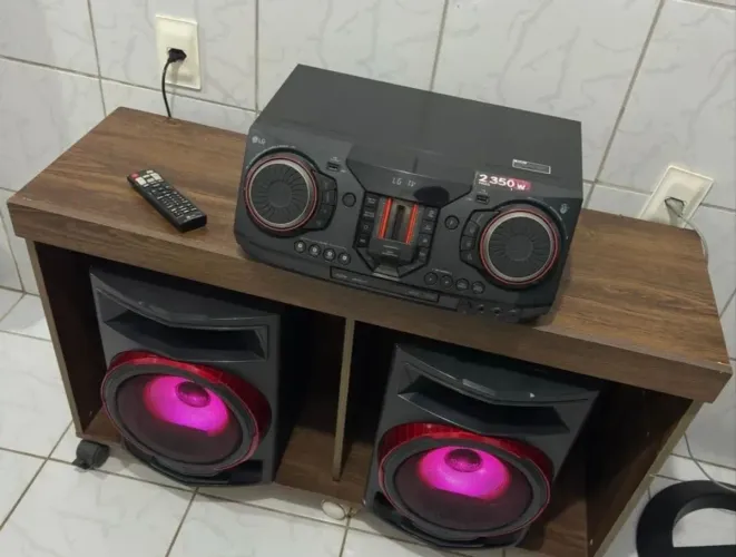 Vendo som LG XBOOM , FM, CD, BLUETOOTH, 2350W RMS IDEAL PARA FESTAS COM FUNÇÃO DJ
