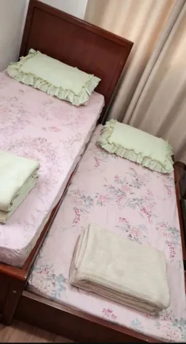 Vendo cama de cerejeira, com auxiliar em ótimo estado de uso, com os dois colchões incluso