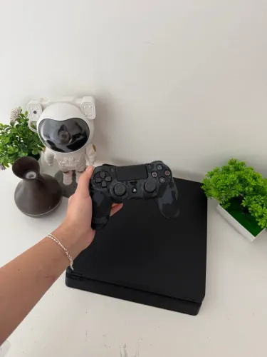 PS4 Slim + Controle Original + Cabos - Impecável e Pronto para Jogar!