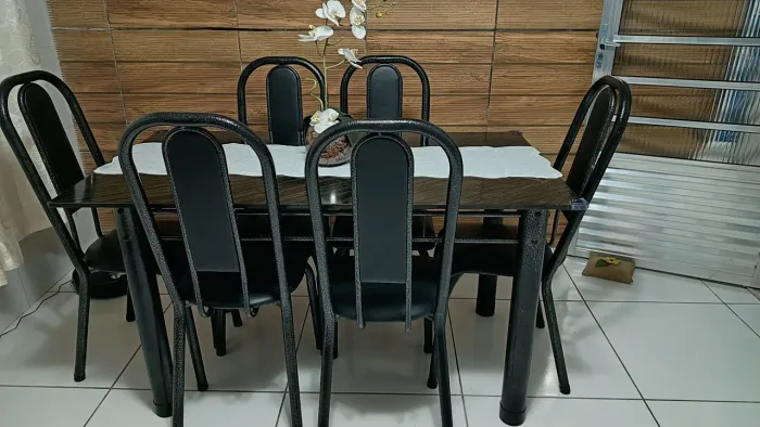 Vendo mesa sala com 6 cadeiras.
