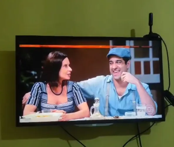 Tv de led (leve defeito)