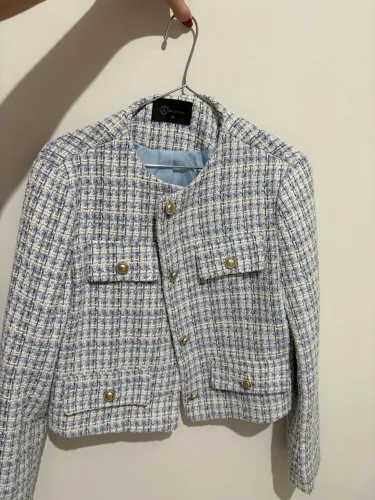 Casaco blazer cropped azul e branco