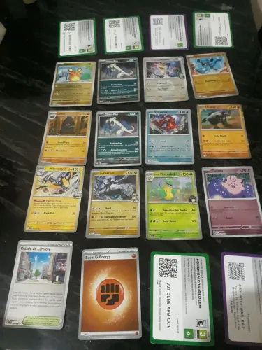 70 cartas pokemon com 12 brilhantes.