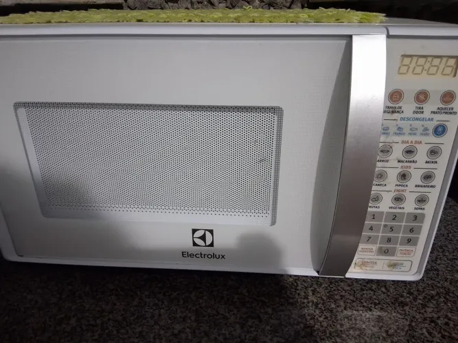 Vende-se um micro-ondas, bom estado de uso