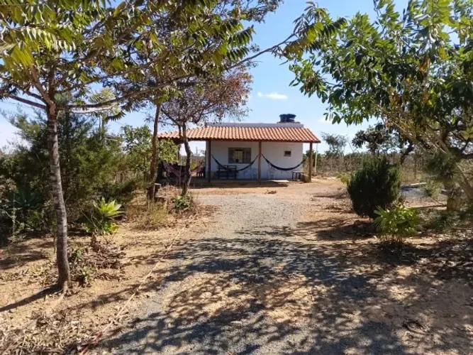 Oportunidade única ! Lote de 1.010 m² com um amplo chalé, e arvores frutíferas.