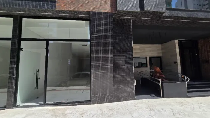 Locação Comercial - Sala térrea com 108m² e 2 vagas de garagem - Balneário Camboriú