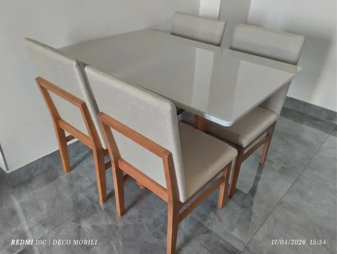 Mesa de jantar na madeira 