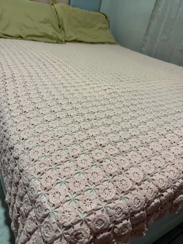 Colcha de cama casal crochê tom rosa