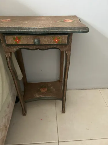 Mesa de canto em madeira