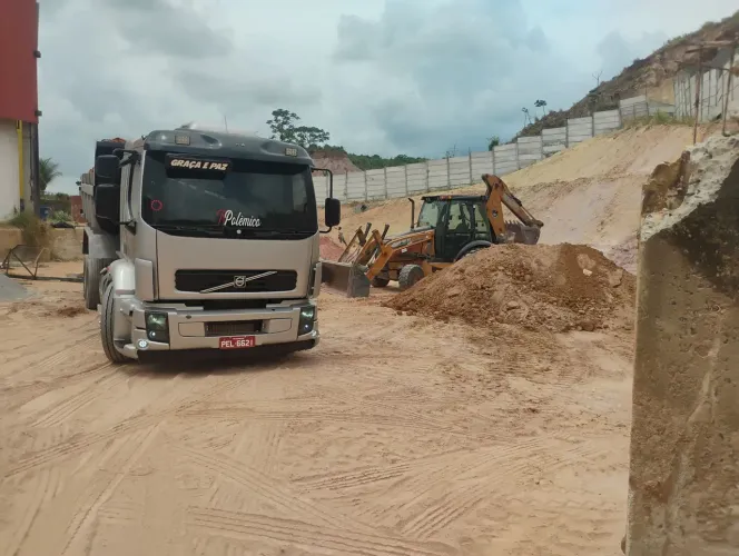 Caminhão caçamba retroescavadeira demolição 
