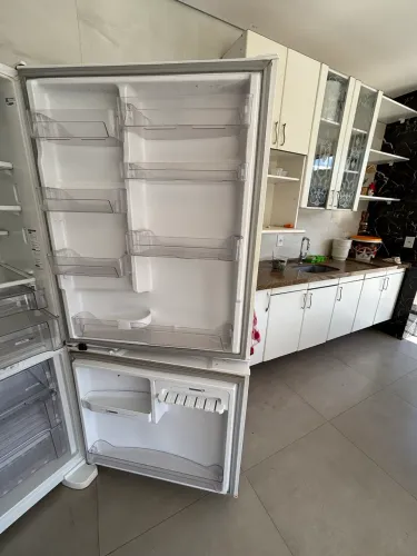 Geladeira Inverter, 220V, 573l, Frost Free, tudo, nunca foi no conserto.
