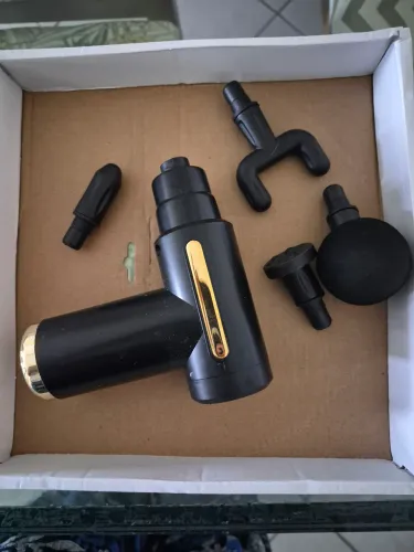 pistola massageadora elétrica portátil com acabamento em preto e detalhes dourado