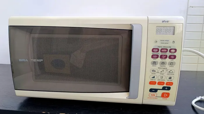 Micro-ondas Brastemp 30 litros com defeito para concerto ou retirada de peças.