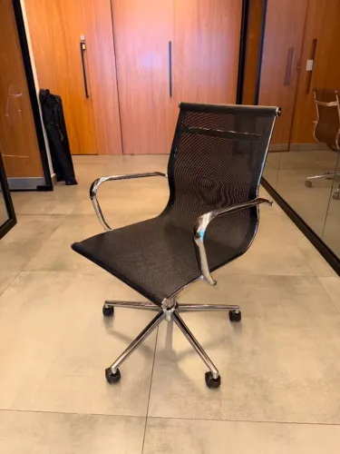 Cadeira Executiva Preta em Tela com Estrutura Cromada - R$ 750