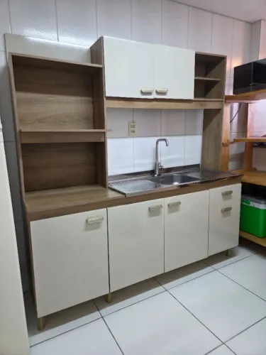 Cozinha completa com torneira e pia