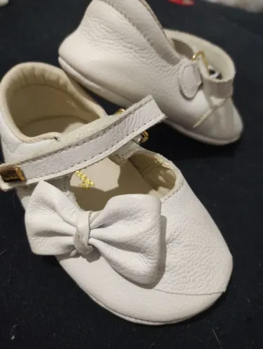 Sapatinho couro branco menina bebê