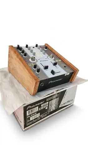 Mixer Pioneer DJM-250 White (Com Laterais em Madeira Estilo Rotary / Custom Wood Panels)
