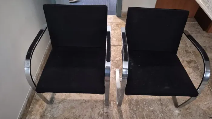 02 Poltronas de metal cromado e veludo preto