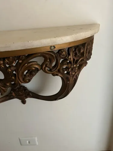 Console Antigo de Parede com Entalhes Ornamentais e Tampo de Pedra