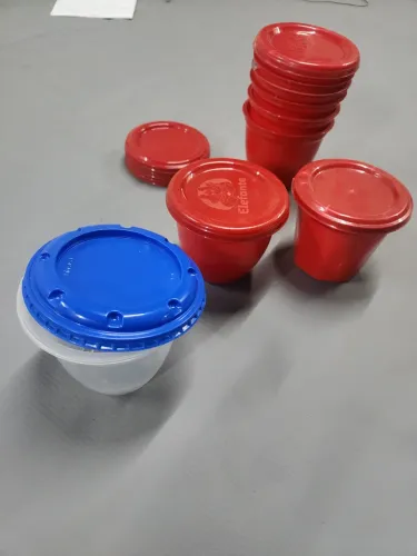 10 Potes de extrato de tomates e 8 latas de leite ninho vazios