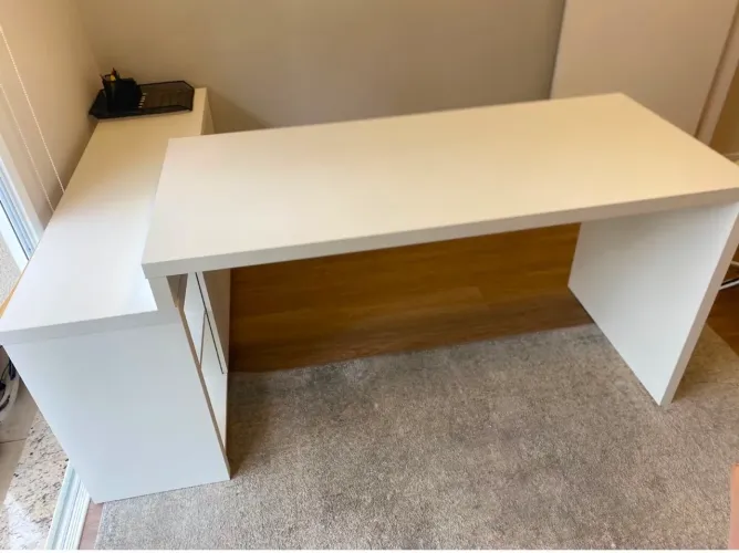 Mesa de escritório em L
