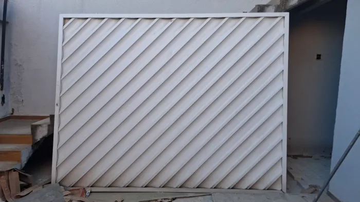 Portão de aluminum branco muito novo !