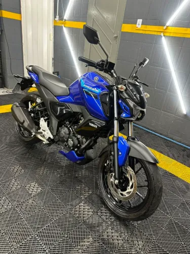 FZ15 azul, inteirinha...