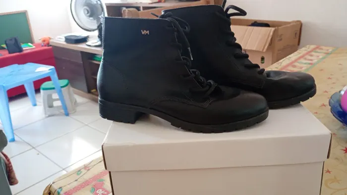 Vendo bota de couro novinha