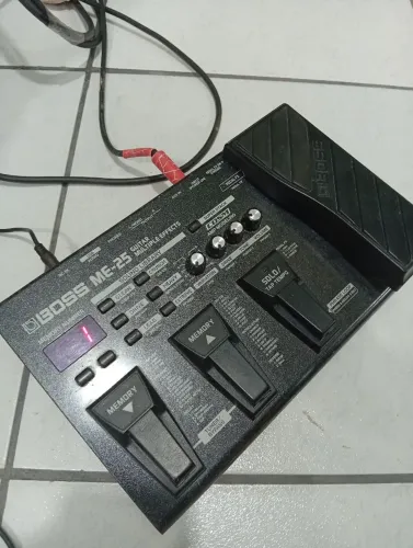Pedaleira Boss me25